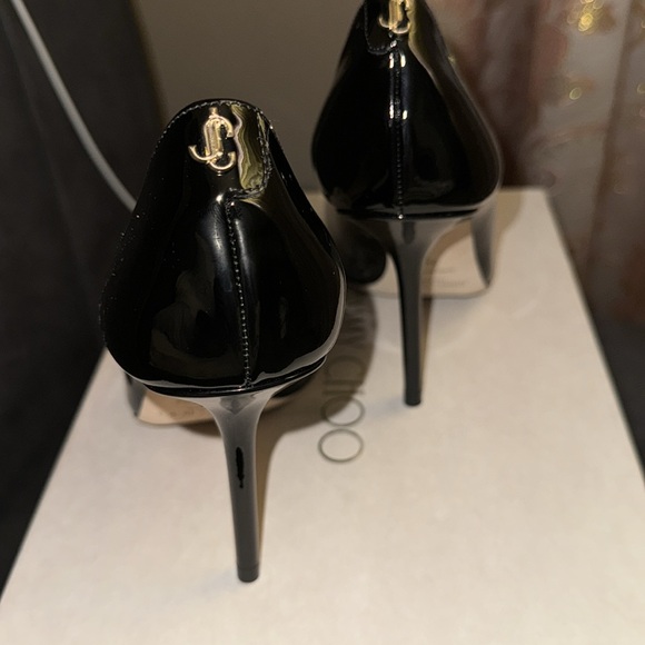 Black pumps with gold accent - Picture 2 of 5